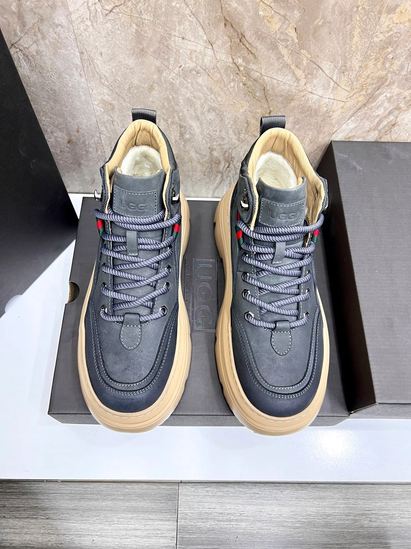 💰700 new UGG fur-integrated men's simple and fashionable snow shoes. The most worth buying at the end of this year are warm casual shoes. Whether you are out and about at home, their comfortable and warm performance will be your most suitable fashion companion! The material is cowhide upper and imported wool is used inside. Two layers of cowhide for warmth and comfort! The eva+ rubber patch outsole is cushioned, non-slip and wear-resistant, and has good elasticity. It is light and wear-resistant, comfortable and soft, and the new simple cut is more fashionable. It has both practicality and fashion sense, so you no longer have to worry about how to match it in winter, while still maintaining your fashionable taste. High-quality genuine wool produced in Dongguan. The material depends on the details! Size: 39-40-41-42-43-44